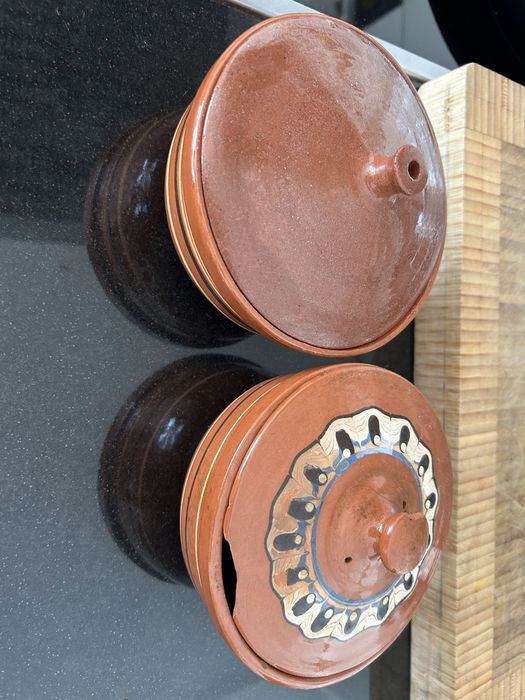 Чинии български мотиви, глинен гювеч