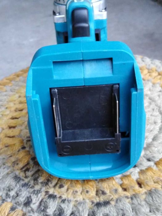 Продаётся дрель шурупаверт с щётками по металу.