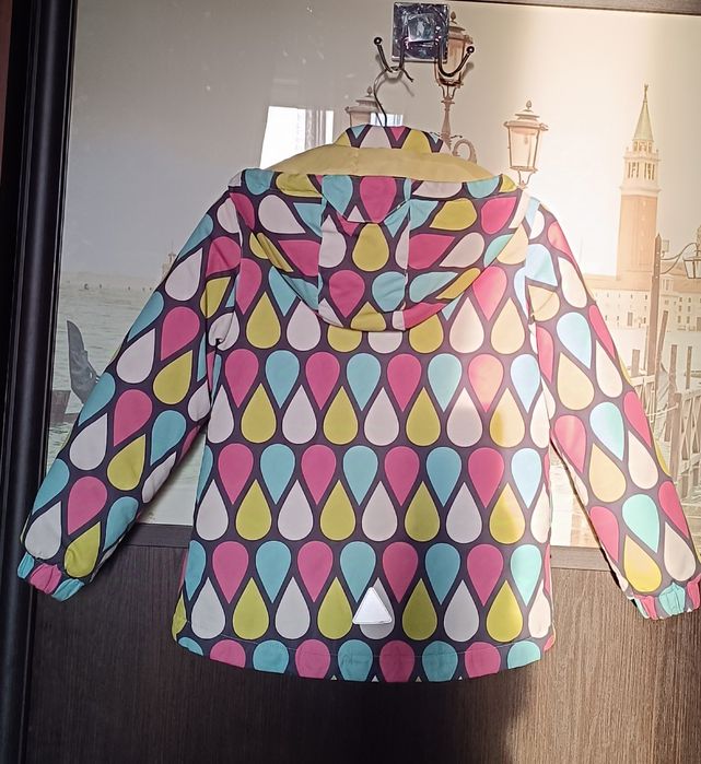 Куртка для девочки в идеальном состоянии, р.122