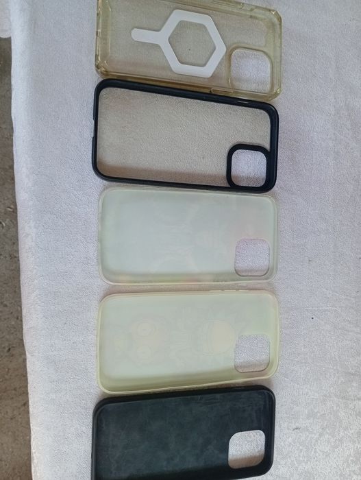 Huse iPhone 13 (originale cu MagSafe)
