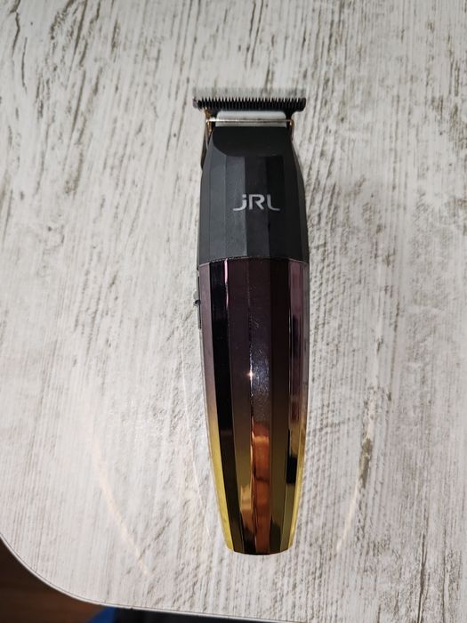 Vând mașină de tuns contur JRL FreshFade 2020T Trimmer Gold cu încărcător și stand de încărcare inclus!
