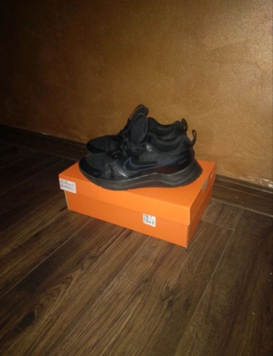 Vând adidași Nike Cosmic Runner.