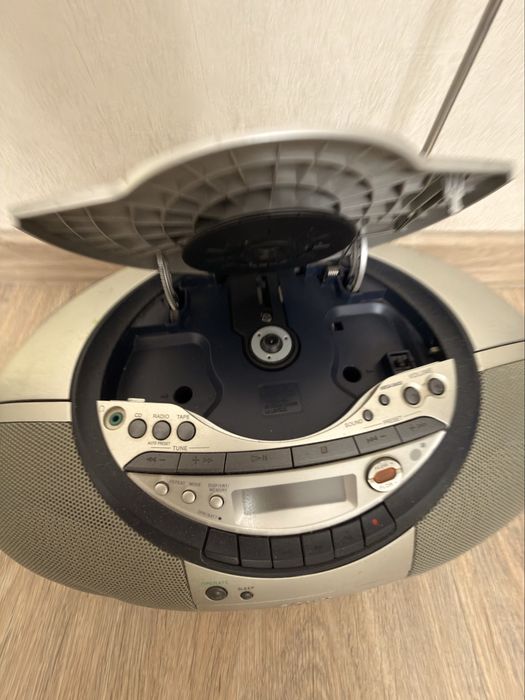 Бумбокс SONY  CD + магнитофон + радио