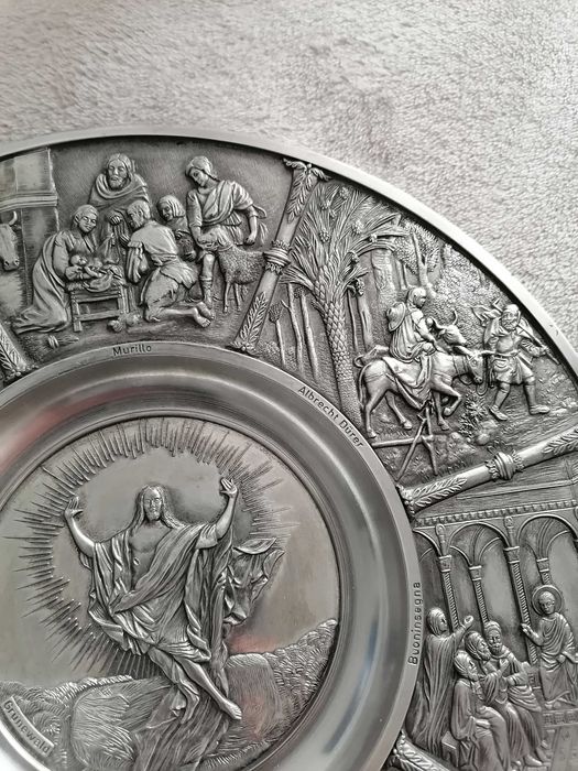 Масивна чиния, релефни сцени по Ренесансови майстори