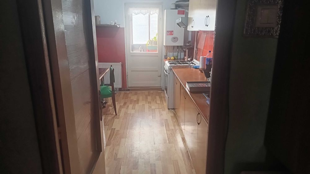 Apartament 3 camere decomandat etaj 2 langa Scoala nr 2 din Moinesti