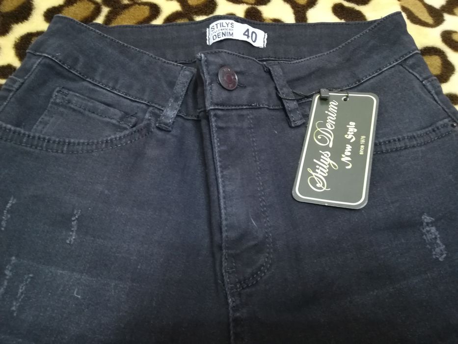 Blugi mărimea 40,noi cu eticheta, de culoare neagra