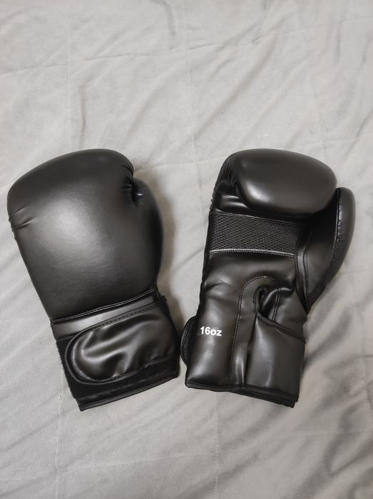 Перчатки боксерские.