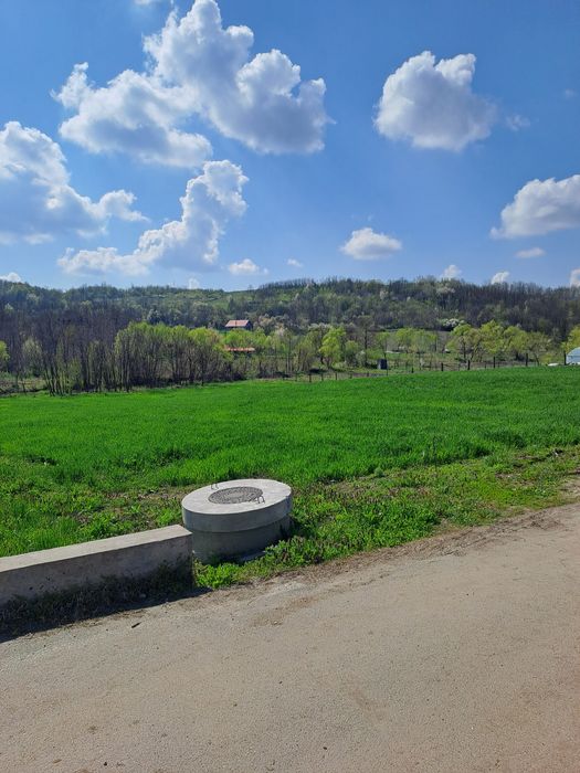 TEREN INTRAVILAN ,  anvecinat cu pârâul FRASINUL .