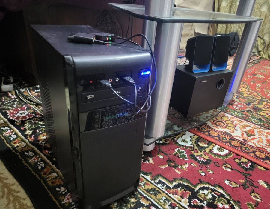 Yosh bollar oynashi uchun uyda ishlatilgan kompyuter