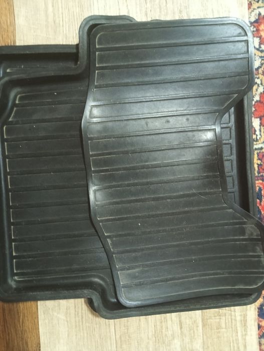 Комплект ковриков резиновых на Спарк в нормальном состоянии 150тыс сум