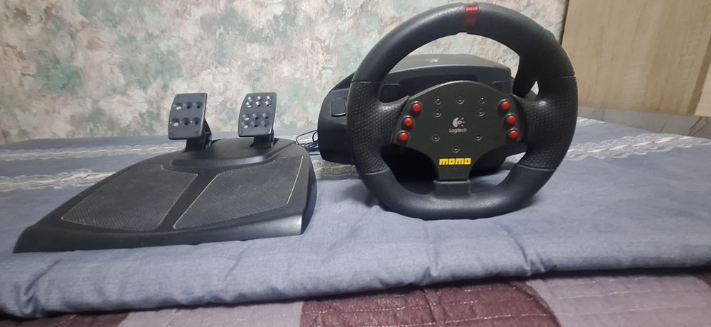 Продается Игравой руль Logitech MOMO для ПК.