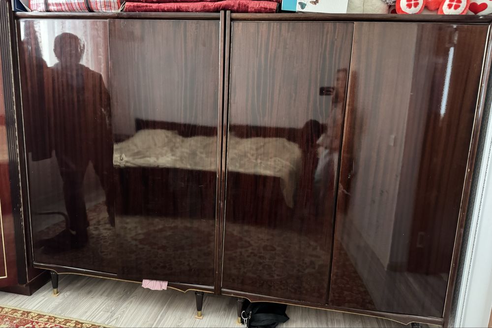 Гарнитур спальний , кровать , шкаф камод