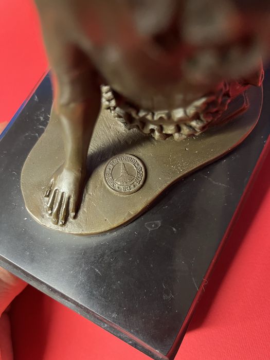 Бронзова статуя на дама-Танцьорка в кабаре