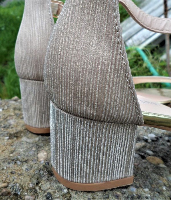 Sandale vara cu toc bloc Day-Vine de culoare galbena auriu