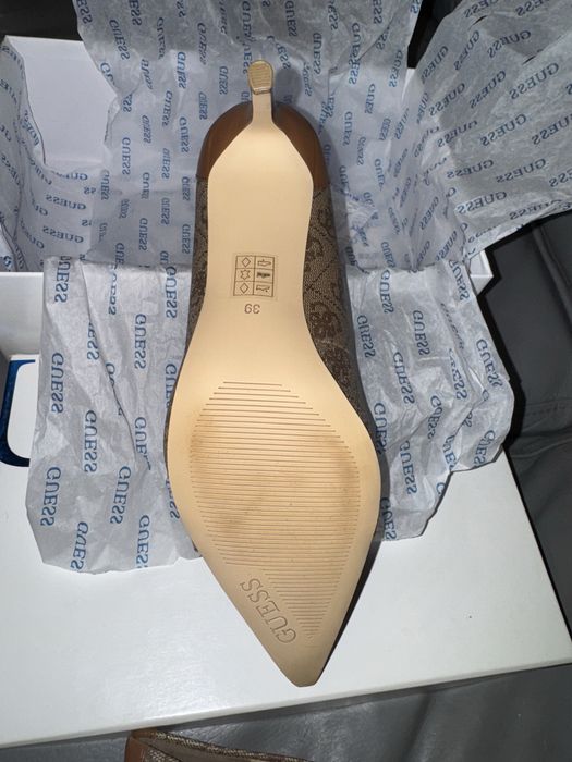 Високи токчета Guess