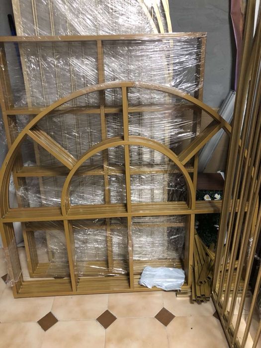 Трон за къна с маса и две табуретки