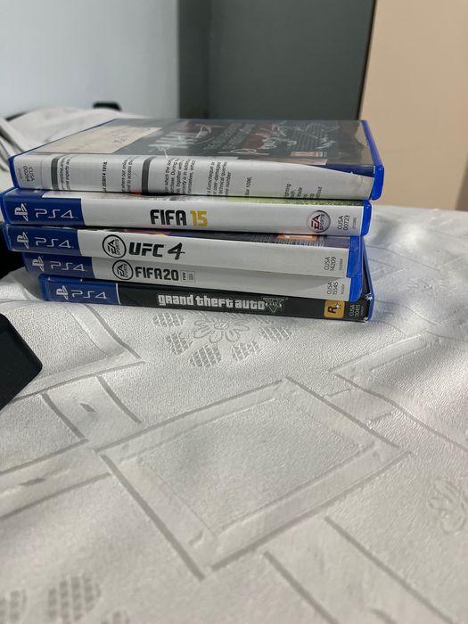 Vand sau schimb ps4 slim 1TB