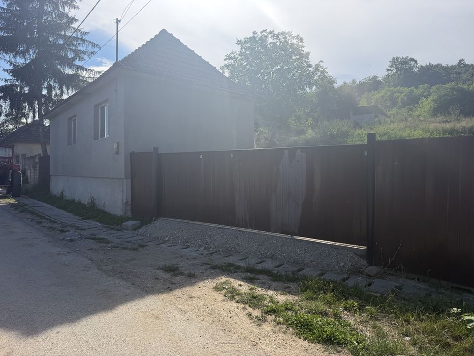 Vand casa cu teren