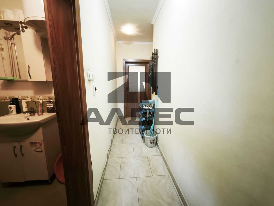Продава се тухлен двустаен ап. в Зона Б 19!