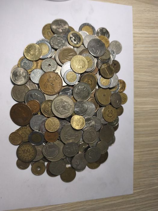 Lot 200 monede lume din apx 45 tari 50 lei