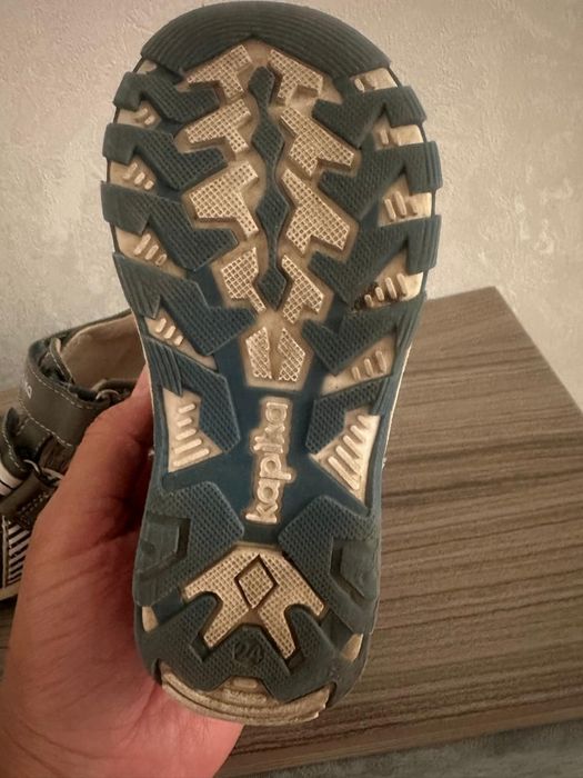 Продам детскую обувь