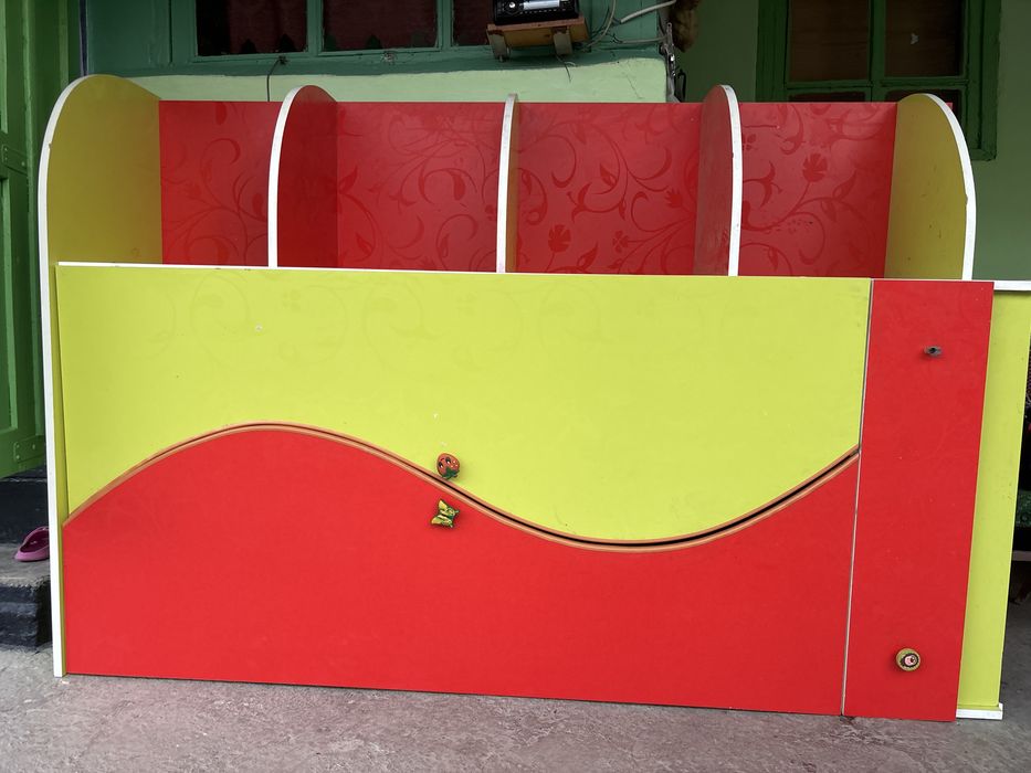 Шкаф и кровать десткие для девочки