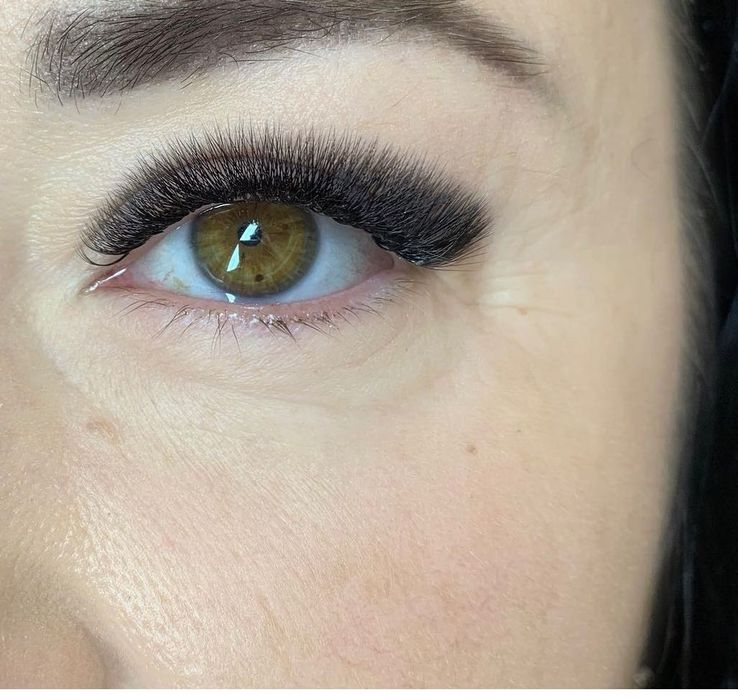 Поставяне на мигли