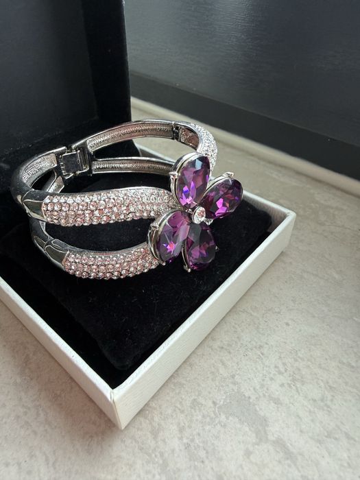 бижутерия с луксозно излъчване  в стил  Swarovski