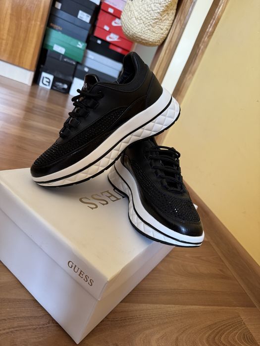 Adidasi Guess cu pietricele
