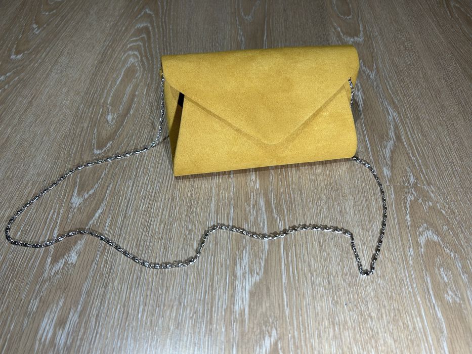 Елегантни обувки и чанта в цвят горчица, носени веднъж