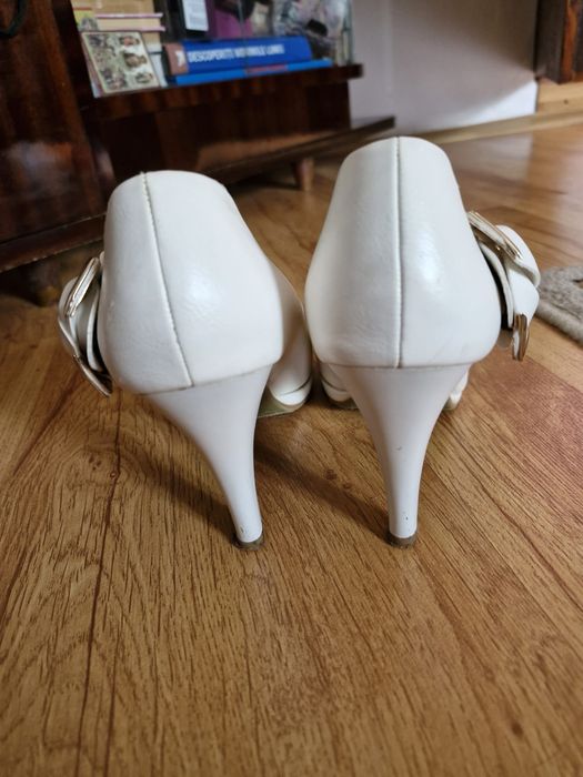 Vând pantofi damă albi