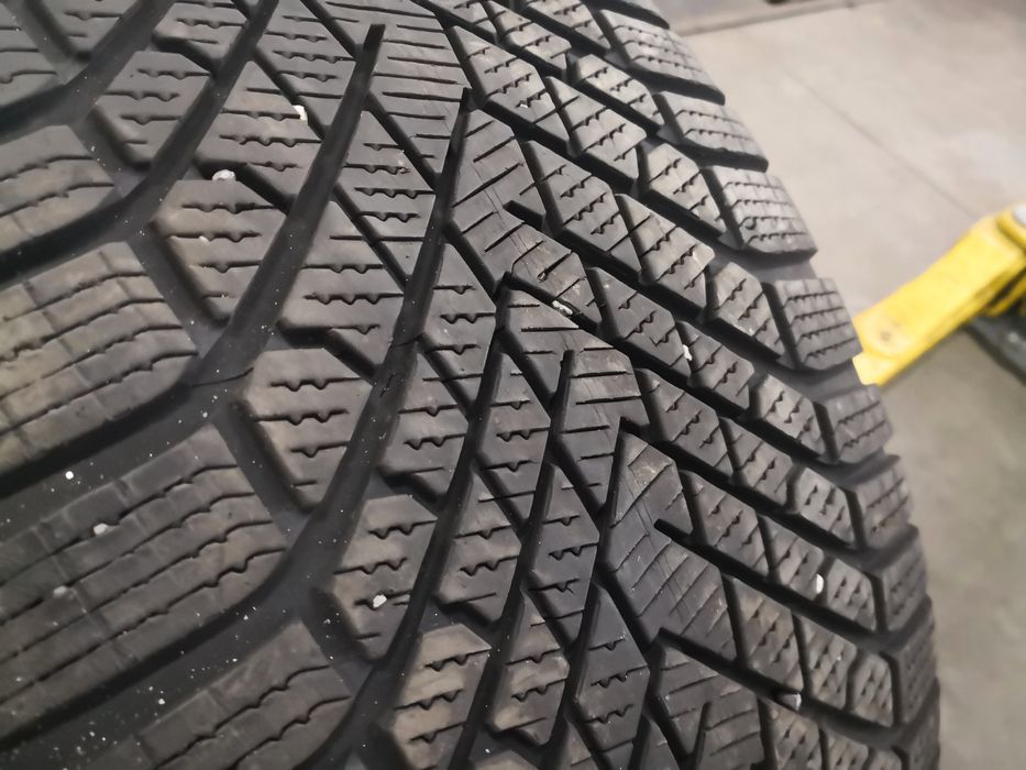 285 40 22 цола гуми Pirelli dot 22 4 броя