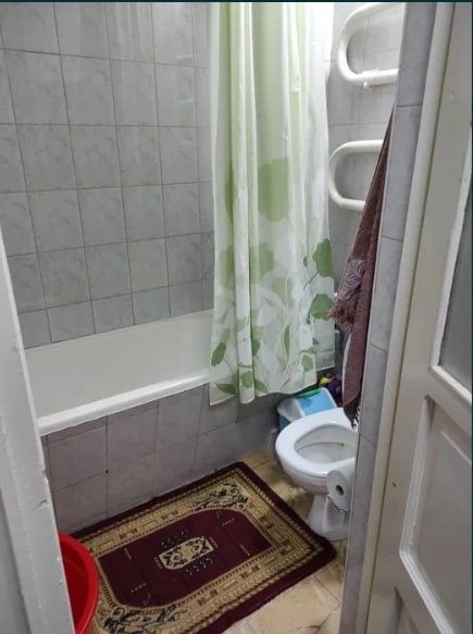 Срочно Продаётся Мирабад Саракулька 3/2/4 ремонт средний  с мебелью !