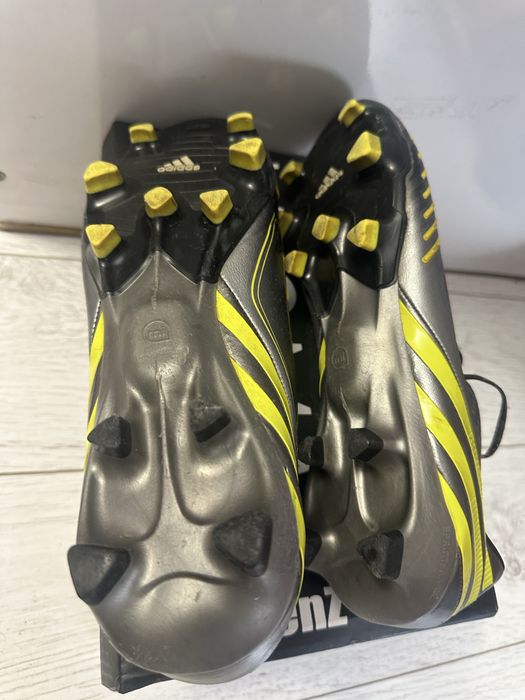 Бутонки Adidas.