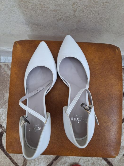 Бели елегантни токчета