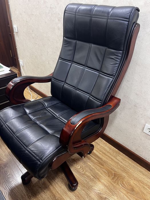 Кресло кожаное в хорошем состоянии