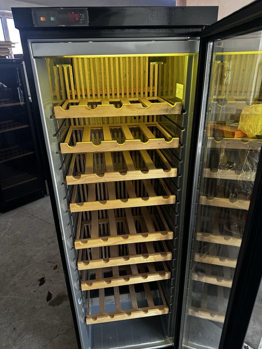 Хладилна витрина за вино