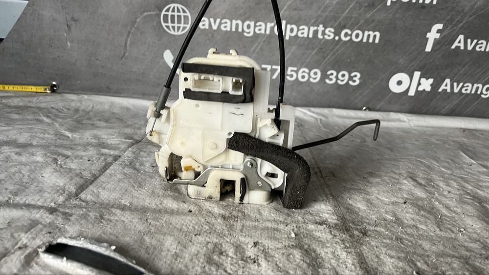 Subaru Impreza 2009 брава за предна лява врата