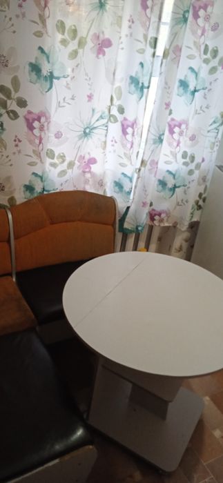 Стол и угловои стул