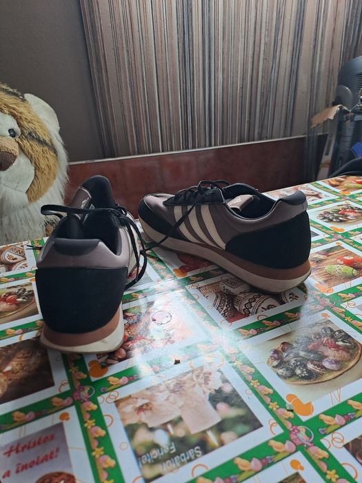 Vând adidasi,adidas marimea 44