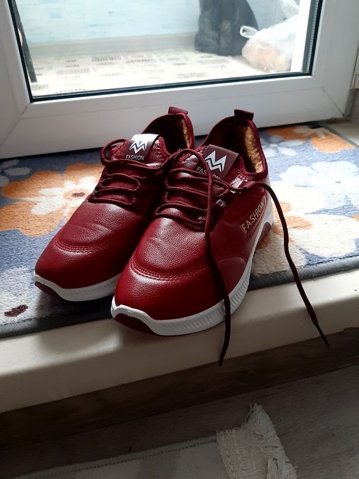 Срочно новые утепленные кроссовки