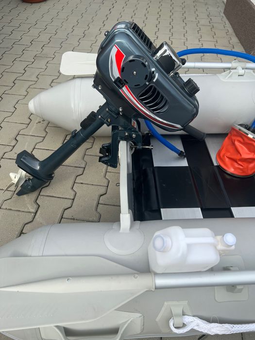 Barca gonflabilă 2.30 m lungime +motor termic 3.5hp