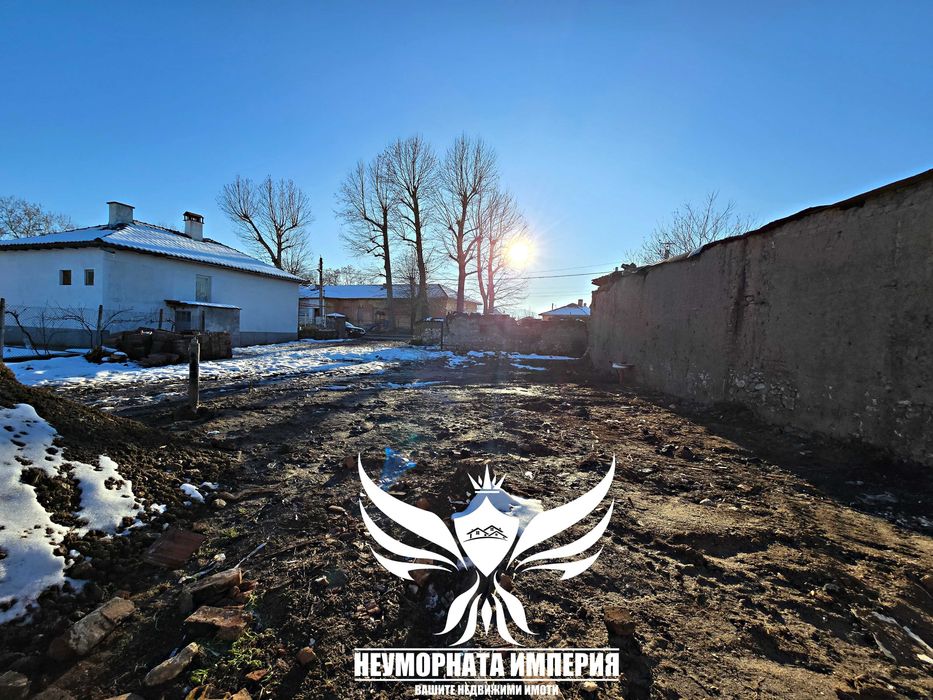 Продавам двуетажна вила/къща 285РЗП в 600кв.м двор в село Избеглии