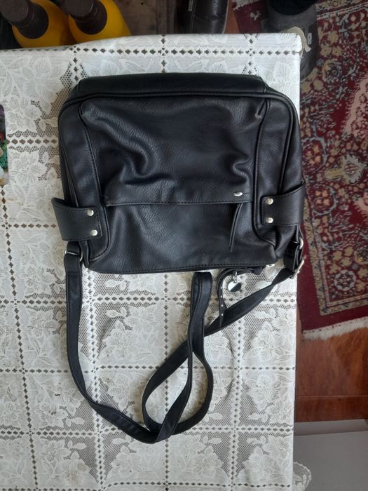 Vând foarte convenabil genți de dama 25 lei bucata