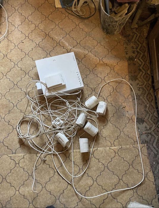 Продавам алармена система +Сим. Има и 6 датчика за движение, вьншна сирена, клавиатура и кабели кьм нея