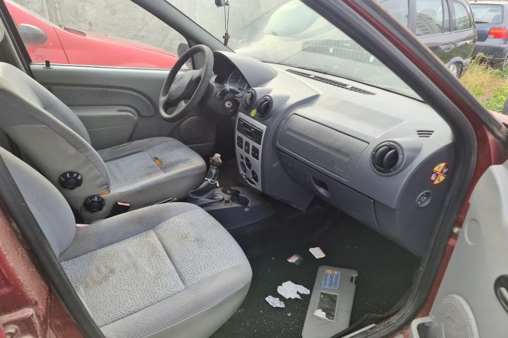 Lampa / Tripla stop dreapta pe aripa Dacia Logan prima generatie