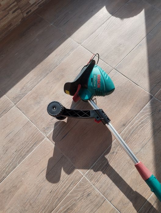 Trimer Bosch pentru gazon