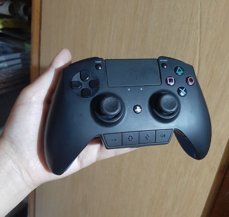 Controller Razer Raiju pentru PlayStation 4, în stare foarte bună.