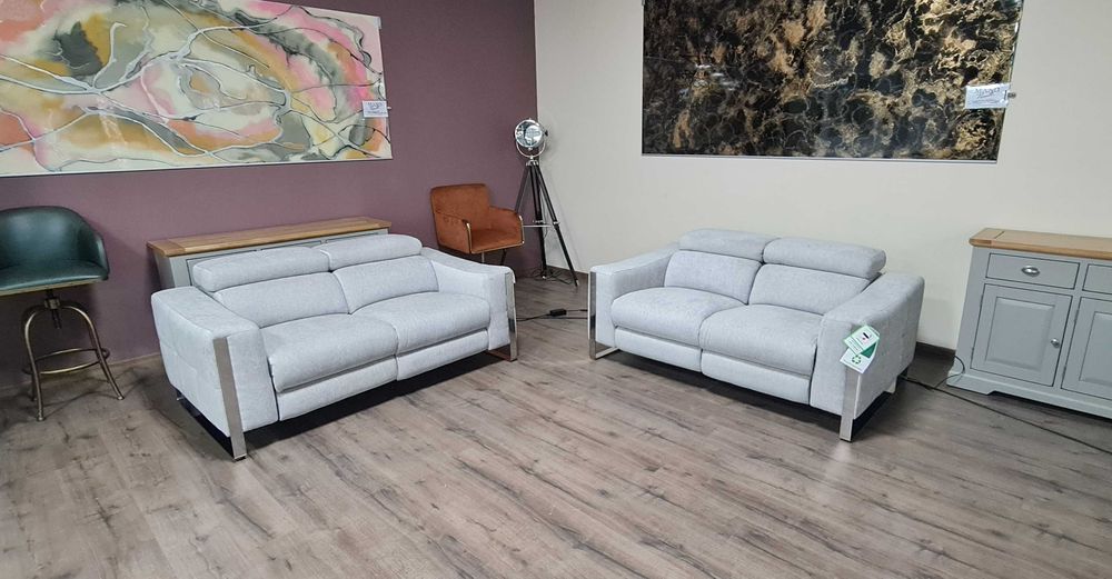 Сив комплект дивани две двойки от плат с електрически релакс механизъм