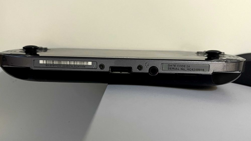 PS Vita OLED PCH-1104 modată - card 64GB, SD2Vita + husă
